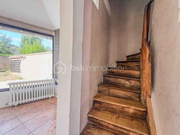 Située sur la commune de Pont-l’Évêque, à proximité immédiate des commerces et de toutes les commodités, découvrez cette charmante maison mitoyenne d’environ 50 m², répartie sur trois niveaux.

Dès l’entrée, vous apprécierez sa pièce de vie lumineuse, bénéficiant d’une belle luminosité grâce à son avancée en véranda, ainsi que sa cuisine aménagée.

À l’extérieur, la maison dispose d’un agréable espace avec terrasse et abri de jardin, le tout sans vis-à-vis, idéal pour profiter des beaux jours en toute tranquillité.

Un WC indépendant complète le rez-de-chaussée.

Au premier étage, vous trouverez une chambre avec sa salle d’eau et WC privatifs.

Au deuxième et dernier étage, une seconde chambre ainsi qu’une salle de bains avec WC viennent compléter l’ensemble.

Avec sa façade à colombages, son agencement sur trois niveaux et son extérieur préservé des regards, cette maison offre un cadre agréable à deux pas du centre de Pont-l’Évêque.

À découvrir rapidement !