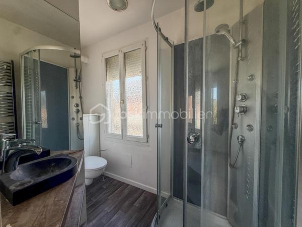 Située sur la commune de Pont-l’Évêque, à proximité immédiate des commerces et de toutes les commodités, découvrez cette charmante maison mitoyenne d’environ 50 m², répartie sur trois niveaux.

Dès l’entrée, vous apprécierez sa pièce de vie lumineuse, bénéficiant d’une belle luminosité grâce à son avancée en véranda, ainsi que sa cuisine aménagée.

À l’extérieur, la maison dispose d’un agréable espace avec terrasse et abri de jardin, le tout sans vis-à-vis, idéal pour profiter des beaux jours en toute tranquillité.

Un WC indépendant complète le rez-de-chaussée.

Au premier étage, vous trouverez une chambre avec sa salle d’eau et WC privatifs.

Au deuxième et dernier étage, une seconde chambre ainsi qu’une salle de bains avec WC viennent compléter l’ensemble.

Avec sa façade à colombages, son agencement sur trois niveaux et son extérieur préservé des regards, cette maison offre un cadre agréable à deux pas du centre de Pont-l’Évêque.

À découvrir rapidement !