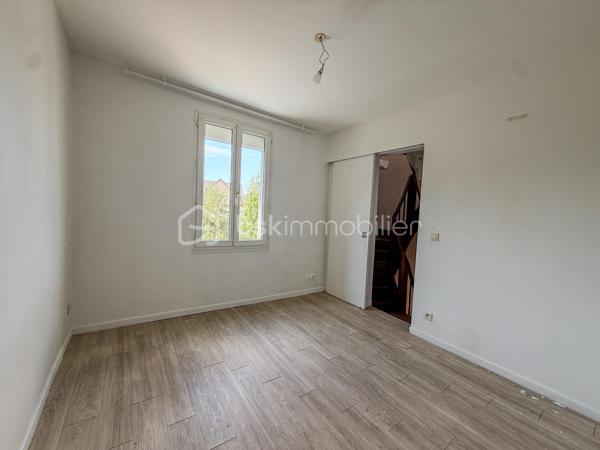 Située sur la commune de Pont-l’Évêque, à proximité immédiate des commerces et de toutes les commodités, découvrez cette charmante maison mitoyenne d’environ 50 m², répartie sur trois niveaux.

Dès l’entrée, vous apprécierez sa pièce de vie lumineuse, bénéficiant d’une belle luminosité grâce à son avancée en véranda, ainsi que sa cuisine aménagée.

À l’extérieur, la maison dispose d’un agréable espace avec terrasse et abri de jardin, le tout sans vis-à-vis, idéal pour profiter des beaux jours en toute tranquillité.

Un WC indépendant complète le rez-de-chaussée.

Au premier étage, vous trouverez une chambre avec sa salle d’eau et WC privatifs.

Au deuxième et dernier étage, une seconde chambre ainsi qu’une salle de bains avec WC viennent compléter l’ensemble.

Avec sa façade à colombages, son agencement sur trois niveaux et son extérieur préservé des regards, cette maison offre un cadre agréable à deux pas du centre de Pont-l’Évêque.

À découvrir rapidement !