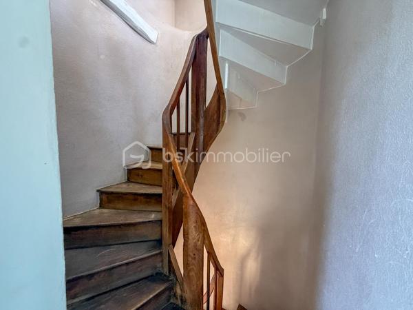 Située sur la commune de Pont-l’Évêque, à proximité immédiate des commerces et de toutes les commodités, découvrez cette charmante maison mitoyenne d’environ 50 m², répartie sur trois niveaux.

Dès l’entrée, vous apprécierez sa pièce de vie lumineuse, bénéficiant d’une belle luminosité grâce à son avancée en véranda, ainsi que sa cuisine aménagée.

À l’extérieur, la maison dispose d’un agréable espace avec terrasse et abri de jardin, le tout sans vis-à-vis, idéal pour profiter des beaux jours en toute tranquillité.

Un WC indépendant complète le rez-de-chaussée.

Au premier étage, vous trouverez une chambre avec sa salle d’eau et WC privatifs.

Au deuxième et dernier étage, une seconde chambre ainsi qu’une salle de bains avec WC viennent compléter l’ensemble.

Avec sa façade à colombages, son agencement sur trois niveaux et son extérieur préservé des regards, cette maison offre un cadre agréable à deux pas du centre de Pont-l’Évêque.

À découvrir rapidement !
