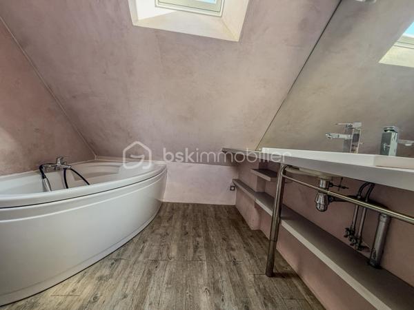 Située sur la commune de Pont-l’Évêque, à proximité immédiate des commerces et de toutes les commodités, découvrez cette charmante maison mitoyenne d’environ 50 m², répartie sur trois niveaux.

Dès l’entrée, vous apprécierez sa pièce de vie lumineuse, bénéficiant d’une belle luminosité grâce à son avancée en véranda, ainsi que sa cuisine aménagée.

À l’extérieur, la maison dispose d’un agréable espace avec terrasse et abri de jardin, le tout sans vis-à-vis, idéal pour profiter des beaux jours en toute tranquillité.

Un WC indépendant complète le rez-de-chaussée.

Au premier étage, vous trouverez une chambre avec sa salle d’eau et WC privatifs.

Au deuxième et dernier étage, une seconde chambre ainsi qu’une salle de bains avec WC viennent compléter l’ensemble.

Avec sa façade à colombages, son agencement sur trois niveaux et son extérieur préservé des regards, cette maison offre un cadre agréable à deux pas du centre de Pont-l’Évêque.

À découvrir rapidement !