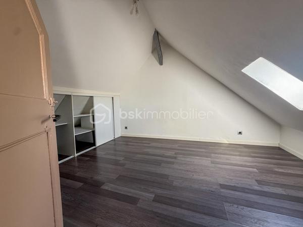 Située sur la commune de Pont-l’Évêque, à proximité immédiate des commerces et de toutes les commodités, découvrez cette charmante maison mitoyenne d’environ 50 m², répartie sur trois niveaux.

Dès l’entrée, vous apprécierez sa pièce de vie lumineuse, bénéficiant d’une belle luminosité grâce à son avancée en véranda, ainsi que sa cuisine aménagée.

À l’extérieur, la maison dispose d’un agréable espace avec terrasse et abri de jardin, le tout sans vis-à-vis, idéal pour profiter des beaux jours en toute tranquillité.

Un WC indépendant complète le rez-de-chaussée.

Au premier étage, vous trouverez une chambre avec sa salle d’eau et WC privatifs.

Au deuxième et dernier étage, une seconde chambre ainsi qu’une salle de bains avec WC viennent compléter l’ensemble.

Avec sa façade à colombages, son agencement sur trois niveaux et son extérieur préservé des regards, cette maison offre un cadre agréable à deux pas du centre de Pont-l’Évêque.

À découvrir rapidement !