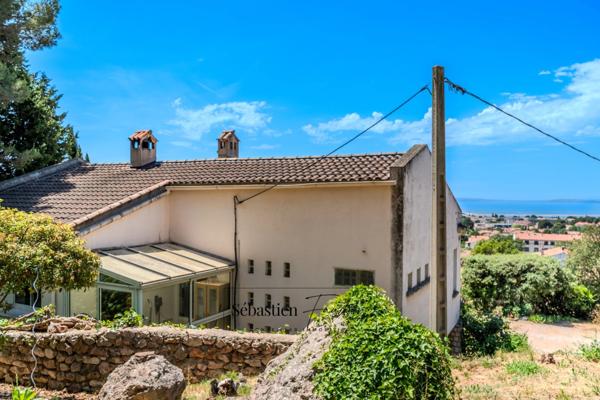 Maison à vendre 8 pièces VITROLLES (13) - piscine - vue panoramique dominante - grand calme - belle luminosité - grands volumes