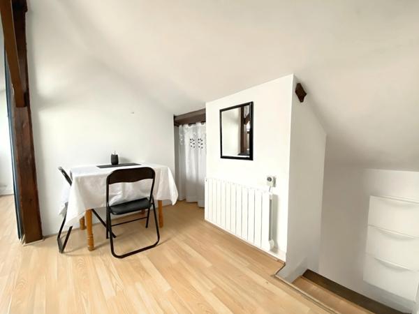 Charmant dernier étage, lumineux et au calme