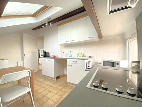 Charmant dernier étage, lumineux et au calme