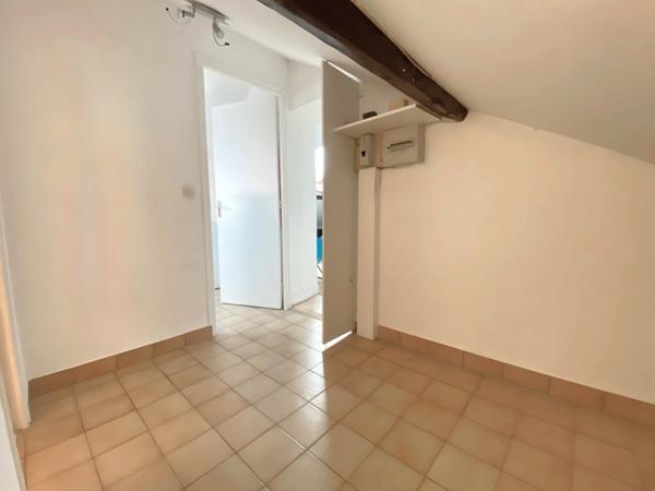 Charmant dernier étage, lumineux et au calme