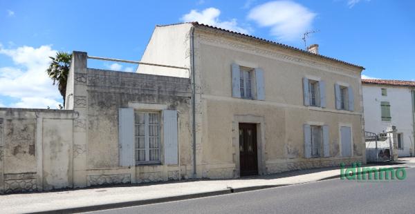 ENSEMBLE IMMOBILIER AVEC BELLE ANCIENNE MAISON D'HABITATION ET GRANDES DEPENDANCES SUR UN PARC DE 1674 M2 . Saint-Jean-d'Angély (17400)