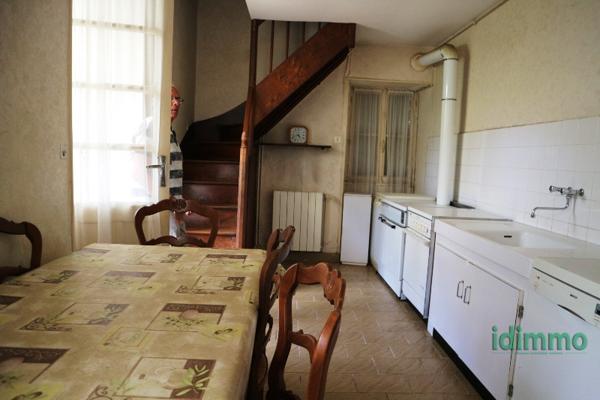 ENSEMBLE IMMOBILIER AVEC BELLE ANCIENNE MAISON D'HABITATION ET GRANDES DEPENDANCES SUR UN PARC DE 1674 M2 . Saint-Jean-d'Angély (17400)