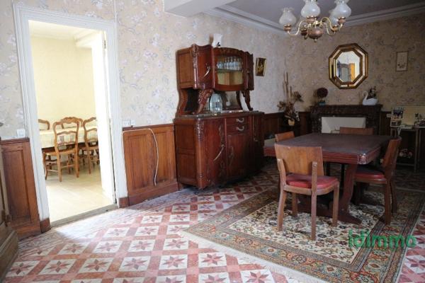 ENSEMBLE IMMOBILIER AVEC BELLE ANCIENNE MAISON D'HABITATION ET GRANDES DEPENDANCES SUR UN PARC DE 1674 M2 . Saint-Jean-d'Angély (17400)