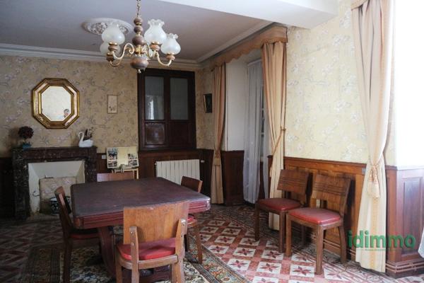 ENSEMBLE IMMOBILIER AVEC BELLE ANCIENNE MAISON D'HABITATION ET GRANDES DEPENDANCES SUR UN PARC DE 1674 M2 . Saint-Jean-d'Angély (17400)