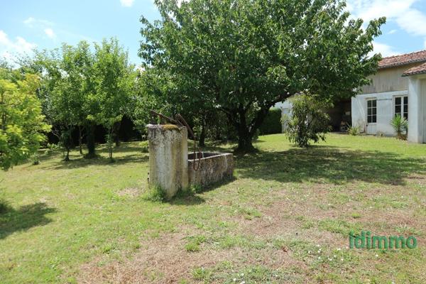 ENSEMBLE IMMOBILIER AVEC BELLE ANCIENNE MAISON D'HABITATION ET GRANDES DEPENDANCES SUR UN PARC DE 1674 M2 . Saint-Jean-d'Angély (17400)