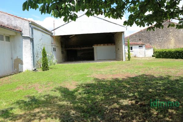 ENSEMBLE IMMOBILIER AVEC BELLE ANCIENNE MAISON D'HABITATION ET GRANDES DEPENDANCES SUR UN PARC DE 1674 M2 . Saint-Jean-d'Angély (17400)