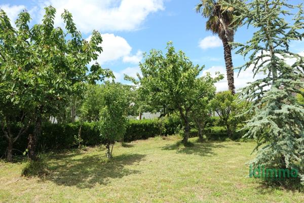 ENSEMBLE IMMOBILIER AVEC BELLE ANCIENNE MAISON D'HABITATION ET GRANDES DEPENDANCES SUR UN PARC DE 1674 M2 . Saint-Jean-d'Angély (17400)