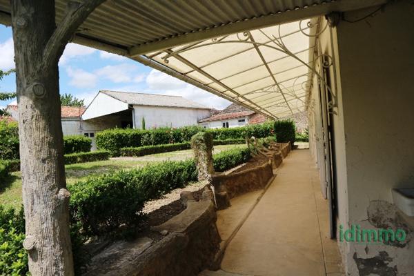 ENSEMBLE IMMOBILIER AVEC BELLE ANCIENNE MAISON D'HABITATION ET GRANDES DEPENDANCES SUR UN PARC DE 1674 M2 . Saint-Jean-d'Angély (17400)