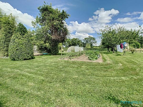 Ferme de 187m² avec 5 chambres, piscine, nombreuses dépendances (141m²) - Parc de 9040m²