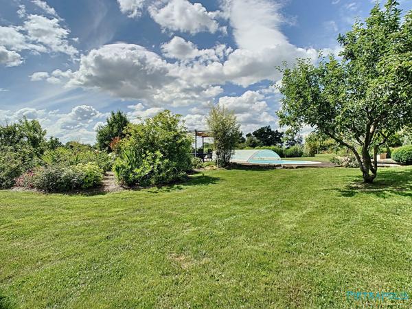 Ferme de 187m² avec 5 chambres, piscine, nombreuses dépendances (141m²) - Parc de 9040m²