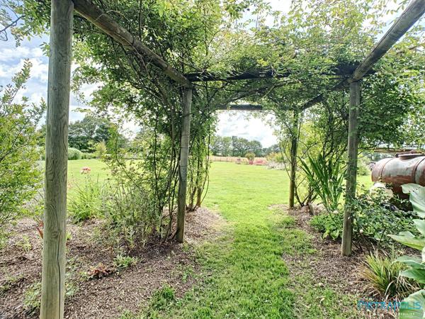 Ferme de 187m² avec 5 chambres, piscine, nombreuses dépendances (141m²) - Parc de 9040m²