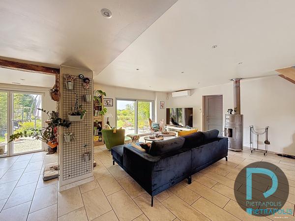 Ferme de 187m² avec 5 chambres, piscine, nombreuses dépendances (141m²) - Parc de 9040m²