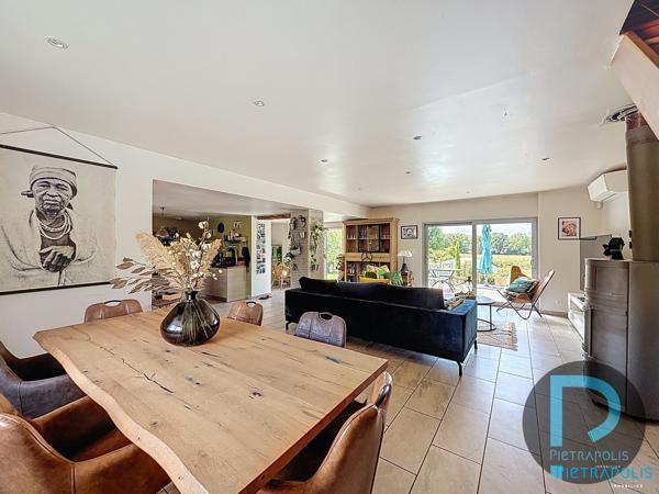 Ferme de 187m² avec 5 chambres, piscine, nombreuses dépendances (141m²) - Parc de 9040m²