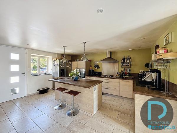 Ferme de 187m² avec 5 chambres, piscine, nombreuses dépendances (141m²) - Parc de 9040m²