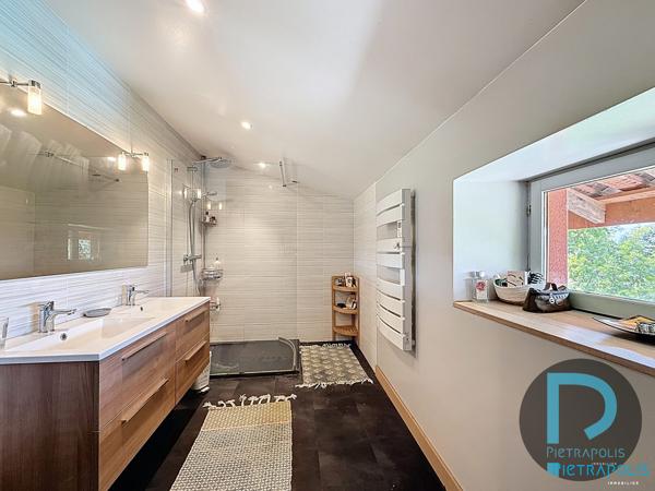 Ferme de 187m² avec 5 chambres, piscine, nombreuses dépendances (141m²) - Parc de 9040m²