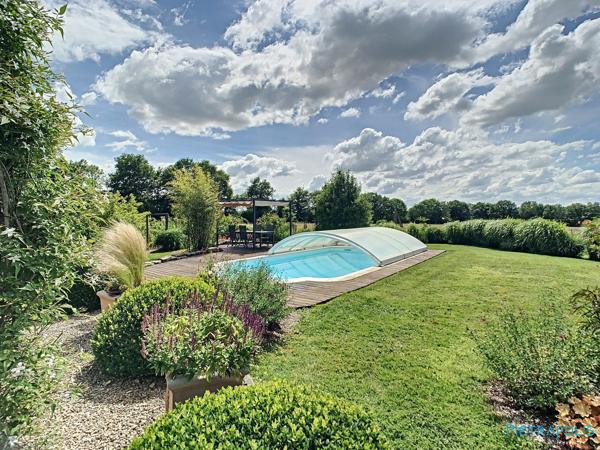 Ferme de 187m² avec 5 chambres, piscine, nombreuses dépendances (141m²) - Parc de 9040m²