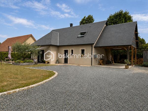 Au calme d’une impasse, dans un lotissement intimiste, découvrez cette maison contemporaine de 2019 aux prestations soignées, pensée pour une vie de famille confortable et agréable.

Dès l’entrée, vous serez séduits par une belle pièce de vie lumineuse et spacieuse, agrémentée d’un poêle à bois et largement ouverte sur l’extérieur.

Au rez-de-chaussée, une suite parentale avec espace dressing et salle d’eau privative, une buanderie avec accès extérieur et un WC indépendant.

À l’étage, une mezzanine pouvant accueillir un espace jeux, lecture ou bureau, deux chambres et une salle de bains avec WC.

À l’extérieur, profitez d’une grande terrasse exposée plein sud, de nombreuses places de stationnement, d’une charreterie avec rangement à l’étage, d’un abri de jardin moderne et d’un portail électrique.

Une maison récente, chaleureuse et fonctionnelle, à seulement 12 kms de Pont-l’Évêque, ( Sud-ouest) où l’on se projette facilement.