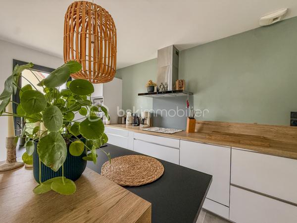 Au calme d’une impasse, dans un lotissement intimiste, découvrez cette maison contemporaine de 2019 aux prestations soignées, pensée pour une vie de famille confortable et agréable.

Dès l’entrée, vous serez séduits par une belle pièce de vie lumineuse et spacieuse, agrémentée d’un poêle à bois et largement ouverte sur l’extérieur.

Au rez-de-chaussée, une suite parentale avec espace dressing et salle d’eau privative, une buanderie avec accès extérieur et un WC indépendant.

À l’étage, une mezzanine pouvant accueillir un espace jeux, lecture ou bureau, deux chambres et une salle de bains avec WC.

À l’extérieur, profitez d’une grande terrasse exposée plein sud, de nombreuses places de stationnement, d’une charreterie avec rangement à l’étage, d’un abri de jardin moderne et d’un portail électrique.

Une maison récente, chaleureuse et fonctionnelle, à seulement 12 kms de Pont-l’Évêque, ( Sud-ouest) où l’on se projette facilement.