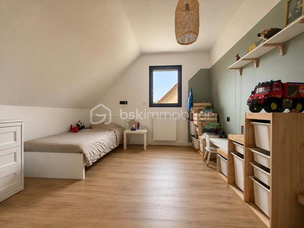 Au calme d’une impasse, dans un lotissement intimiste, découvrez cette maison contemporaine de 2019 aux prestations soignées, pensée pour une vie de famille confortable et agréable.

Dès l’entrée, vous serez séduits par une belle pièce de vie lumineuse et spacieuse, agrémentée d’un poêle à bois et largement ouverte sur l’extérieur.

Au rez-de-chaussée, une suite parentale avec espace dressing et salle d’eau privative, une buanderie avec accès extérieur et un WC indépendant.

À l’étage, une mezzanine pouvant accueillir un espace jeux, lecture ou bureau, deux chambres et une salle de bains avec WC.

À l’extérieur, profitez d’une grande terrasse exposée plein sud, de nombreuses places de stationnement, d’une charreterie avec rangement à l’étage, d’un abri de jardin moderne et d’un portail électrique.

Une maison récente, chaleureuse et fonctionnelle, à seulement 12 kms de Pont-l’Évêque, ( Sud-ouest) où l’on se projette facilement.