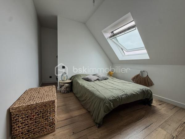 Au calme d’une impasse, dans un lotissement intimiste, découvrez cette maison contemporaine de 2019 aux prestations soignées, pensée pour une vie de famille confortable et agréable.

Dès l’entrée, vous serez séduits par une belle pièce de vie lumineuse et spacieuse, agrémentée d’un poêle à bois et largement ouverte sur l’extérieur.

Au rez-de-chaussée, une suite parentale avec espace dressing et salle d’eau privative, une buanderie avec accès extérieur et un WC indépendant.

À l’étage, une mezzanine pouvant accueillir un espace jeux, lecture ou bureau, deux chambres et une salle de bains avec WC.

À l’extérieur, profitez d’une grande terrasse exposée plein sud, de nombreuses places de stationnement, d’une charreterie avec rangement à l’étage, d’un abri de jardin moderne et d’un portail électrique.

Une maison récente, chaleureuse et fonctionnelle, à seulement 12 kms de Pont-l’Évêque, ( Sud-ouest) où l’on se projette facilement.