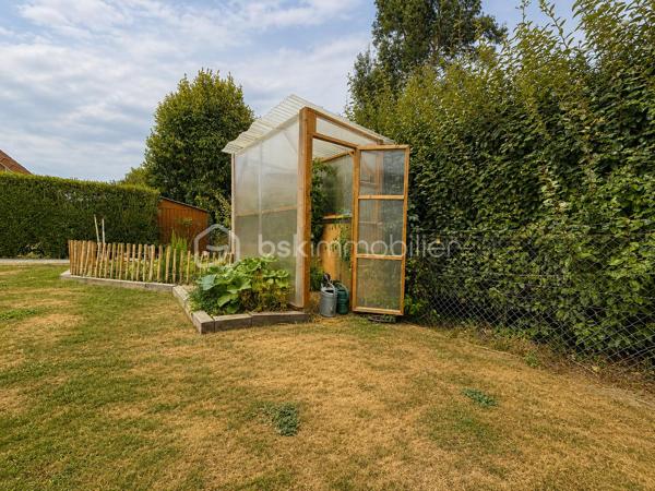 Au calme d’une impasse, dans un lotissement intimiste, découvrez cette maison contemporaine de 2019 aux prestations soignées, pensée pour une vie de famille confortable et agréable.

Dès l’entrée, vous serez séduits par une belle pièce de vie lumineuse et spacieuse, agrémentée d’un poêle à bois et largement ouverte sur l’extérieur.

Au rez-de-chaussée, une suite parentale avec espace dressing et salle d’eau privative, une buanderie avec accès extérieur et un WC indépendant.

À l’étage, une mezzanine pouvant accueillir un espace jeux, lecture ou bureau, deux chambres et une salle de bains avec WC.

À l’extérieur, profitez d’une grande terrasse exposée plein sud, de nombreuses places de stationnement, d’une charreterie avec rangement à l’étage, d’un abri de jardin moderne et d’un portail électrique.

Une maison récente, chaleureuse et fonctionnelle, à seulement 12 kms de Pont-l’Évêque, ( Sud-ouest) où l’on se projette facilement.