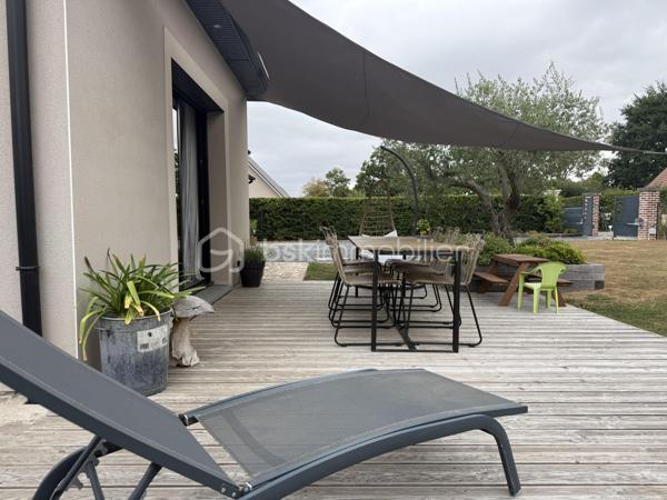 Au calme d’une impasse, dans un lotissement intimiste, découvrez cette maison contemporaine de 2019 aux prestations soignées, pensée pour une vie de famille confortable et agréable.

Dès l’entrée, vous serez séduits par une belle pièce de vie lumineuse et spacieuse, agrémentée d’un poêle à bois et largement ouverte sur l’extérieur.

Au rez-de-chaussée, une suite parentale avec espace dressing et salle d’eau privative, une buanderie avec accès extérieur et un WC indépendant.

À l’étage, une mezzanine pouvant accueillir un espace jeux, lecture ou bureau, deux chambres et une salle de bains avec WC.

À l’extérieur, profitez d’une grande terrasse exposée plein sud, de nombreuses places de stationnement, d’une charreterie avec rangement à l’étage, d’un abri de jardin moderne et d’un portail électrique.

Une maison récente, chaleureuse et fonctionnelle, à seulement 12 kms de Pont-l’Évêque, ( Sud-ouest) où l’on se projette facilement.