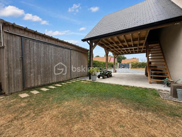 Au calme d’une impasse, dans un lotissement intimiste, découvrez cette maison contemporaine de 2019 aux prestations soignées, pensée pour une vie de famille confortable et agréable.

Dès l’entrée, vous serez séduits par une belle pièce de vie lumineuse et spacieuse, agrémentée d’un poêle à bois et largement ouverte sur l’extérieur.

Au rez-de-chaussée, une suite parentale avec espace dressing et salle d’eau privative, une buanderie avec accès extérieur et un WC indépendant.

À l’étage, une mezzanine pouvant accueillir un espace jeux, lecture ou bureau, deux chambres et une salle de bains avec WC.

À l’extérieur, profitez d’une grande terrasse exposée plein sud, de nombreuses places de stationnement, d’une charreterie avec rangement à l’étage, d’un abri de jardin moderne et d’un portail électrique.

Une maison récente, chaleureuse et fonctionnelle, à seulement 12 kms de Pont-l’Évêque, ( Sud-ouest) où l’on se projette facilement.