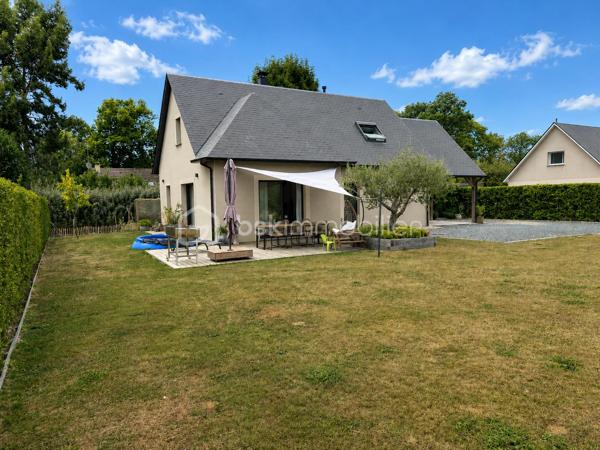Au calme d’une impasse, dans un lotissement intimiste, découvrez cette maison contemporaine de 2019 aux prestations soignées, pensée pour une vie de famille confortable et agréable.

Dès l’entrée, vous serez séduits par une belle pièce de vie lumineuse et spacieuse, agrémentée d’un poêle à bois et largement ouverte sur l’extérieur.

Au rez-de-chaussée, une suite parentale avec espace dressing et salle d’eau privative, une buanderie avec accès extérieur et un WC indépendant.

À l’étage, une mezzanine pouvant accueillir un espace jeux, lecture ou bureau, deux chambres et une salle de bains avec WC.

À l’extérieur, profitez d’une grande terrasse exposée plein sud, de nombreuses places de stationnement, d’une charreterie avec rangement à l’étage, d’un abri de jardin moderne et d’un portail électrique.

Une maison récente, chaleureuse et fonctionnelle, à seulement 12 kms de Pont-l’Évêque, ( Sud-ouest) où l’on se projette facilement.