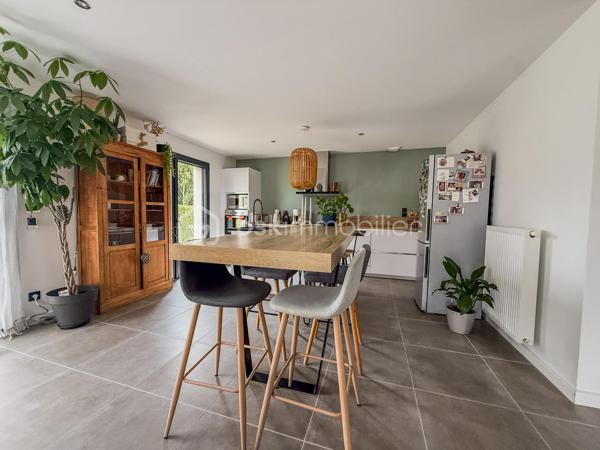 Au calme d’une impasse, dans un lotissement intimiste, découvrez cette maison contemporaine de 2019 aux prestations soignées, pensée pour une vie de famille confortable et agréable.

Dès l’entrée, vous serez séduits par une belle pièce de vie lumineuse et spacieuse, agrémentée d’un poêle à bois et largement ouverte sur l’extérieur.

Au rez-de-chaussée, une suite parentale avec espace dressing et salle d’eau privative, une buanderie avec accès extérieur et un WC indépendant.

À l’étage, une mezzanine pouvant accueillir un espace jeux, lecture ou bureau, deux chambres et une salle de bains avec WC.

À l’extérieur, profitez d’une grande terrasse exposée plein sud, de nombreuses places de stationnement, d’une charreterie avec rangement à l’étage, d’un abri de jardin moderne et d’un portail électrique.

Une maison récente, chaleureuse et fonctionnelle, à seulement 12 kms de Pont-l’Évêque, ( Sud-ouest) où l’on se projette facilement.