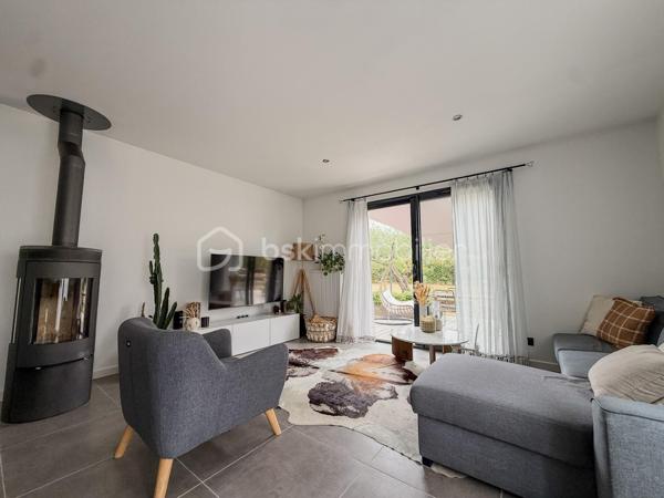 Au calme d’une impasse, dans un lotissement intimiste, découvrez cette maison contemporaine de 2019 aux prestations soignées, pensée pour une vie de famille confortable et agréable.

Dès l’entrée, vous serez séduits par une belle pièce de vie lumineuse et spacieuse, agrémentée d’un poêle à bois et largement ouverte sur l’extérieur.

Au rez-de-chaussée, une suite parentale avec espace dressing et salle d’eau privative, une buanderie avec accès extérieur et un WC indépendant.

À l’étage, une mezzanine pouvant accueillir un espace jeux, lecture ou bureau, deux chambres et une salle de bains avec WC.

À l’extérieur, profitez d’une grande terrasse exposée plein sud, de nombreuses places de stationnement, d’une charreterie avec rangement à l’étage, d’un abri de jardin moderne et d’un portail électrique.

Une maison récente, chaleureuse et fonctionnelle, à seulement 12 kms de Pont-l’Évêque, ( Sud-ouest) où l’on se projette facilement.