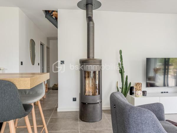 Au calme d’une impasse, dans un lotissement intimiste, découvrez cette maison contemporaine de 2019 aux prestations soignées, pensée pour une vie de famille confortable et agréable.

Dès l’entrée, vous serez séduits par une belle pièce de vie lumineuse et spacieuse, agrémentée d’un poêle à bois et largement ouverte sur l’extérieur.

Au rez-de-chaussée, une suite parentale avec espace dressing et salle d’eau privative, une buanderie avec accès extérieur et un WC indépendant.

À l’étage, une mezzanine pouvant accueillir un espace jeux, lecture ou bureau, deux chambres et une salle de bains avec WC.

À l’extérieur, profitez d’une grande terrasse exposée plein sud, de nombreuses places de stationnement, d’une charreterie avec rangement à l’étage, d’un abri de jardin moderne et d’un portail électrique.

Une maison récente, chaleureuse et fonctionnelle, à seulement 12 kms de Pont-l’Évêque, ( Sud-ouest) où l’on se projette facilement.