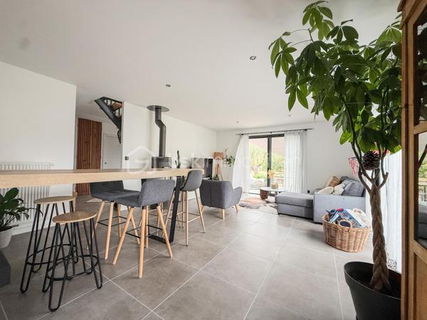 Au calme d’une impasse, dans un lotissement intimiste, découvrez cette maison contemporaine de 2019 aux prestations soignées, pensée pour une vie de famille confortable et agréable.

Dès l’entrée, vous serez séduits par une belle pièce de vie lumineuse et spacieuse, agrémentée d’un poêle à bois et largement ouverte sur l’extérieur.

Au rez-de-chaussée, une suite parentale avec espace dressing et salle d’eau privative, une buanderie avec accès extérieur et un WC indépendant.

À l’étage, une mezzanine pouvant accueillir un espace jeux, lecture ou bureau, deux chambres et une salle de bains avec WC.

À l’extérieur, profitez d’une grande terrasse exposée plein sud, de nombreuses places de stationnement, d’une charreterie avec rangement à l’étage, d’un abri de jardin moderne et d’un portail électrique.

Une maison récente, chaleureuse et fonctionnelle, à seulement 12 kms de Pont-l’Évêque, ( Sud-ouest) où l’on se projette facilement.