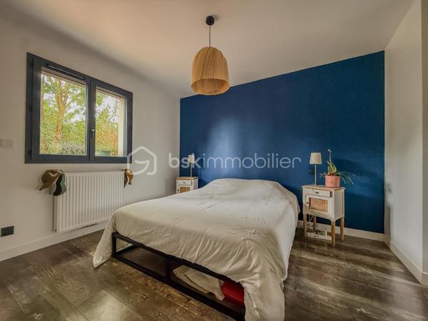 Au calme d’une impasse, dans un lotissement intimiste, découvrez cette maison contemporaine de 2019 aux prestations soignées, pensée pour une vie de famille confortable et agréable.

Dès l’entrée, vous serez séduits par une belle pièce de vie lumineuse et spacieuse, agrémentée d’un poêle à bois et largement ouverte sur l’extérieur.

Au rez-de-chaussée, une suite parentale avec espace dressing et salle d’eau privative, une buanderie avec accès extérieur et un WC indépendant.

À l’étage, une mezzanine pouvant accueillir un espace jeux, lecture ou bureau, deux chambres et une salle de bains avec WC.

À l’extérieur, profitez d’une grande terrasse exposée plein sud, de nombreuses places de stationnement, d’une charreterie avec rangement à l’étage, d’un abri de jardin moderne et d’un portail électrique.

Une maison récente, chaleureuse et fonctionnelle, à seulement 12 kms de Pont-l’Évêque, ( Sud-ouest) où l’on se projette facilement.