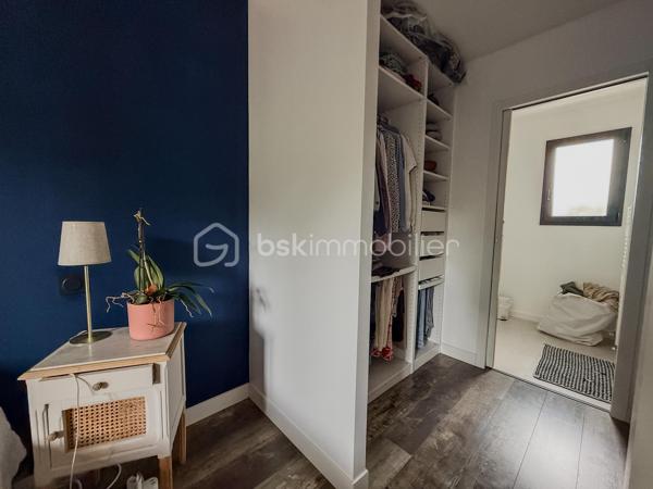 Au calme d’une impasse, dans un lotissement intimiste, découvrez cette maison contemporaine de 2019 aux prestations soignées, pensée pour une vie de famille confortable et agréable.

Dès l’entrée, vous serez séduits par une belle pièce de vie lumineuse et spacieuse, agrémentée d’un poêle à bois et largement ouverte sur l’extérieur.

Au rez-de-chaussée, une suite parentale avec espace dressing et salle d’eau privative, une buanderie avec accès extérieur et un WC indépendant.

À l’étage, une mezzanine pouvant accueillir un espace jeux, lecture ou bureau, deux chambres et une salle de bains avec WC.

À l’extérieur, profitez d’une grande terrasse exposée plein sud, de nombreuses places de stationnement, d’une charreterie avec rangement à l’étage, d’un abri de jardin moderne et d’un portail électrique.

Une maison récente, chaleureuse et fonctionnelle, à seulement 12 kms de Pont-l’Évêque, ( Sud-ouest) où l’on se projette facilement.