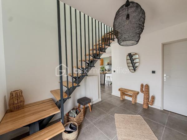 Au calme d’une impasse, dans un lotissement intimiste, découvrez cette maison contemporaine de 2019 aux prestations soignées, pensée pour une vie de famille confortable et agréable.

Dès l’entrée, vous serez séduits par une belle pièce de vie lumineuse et spacieuse, agrémentée d’un poêle à bois et largement ouverte sur l’extérieur.

Au rez-de-chaussée, une suite parentale avec espace dressing et salle d’eau privative, une buanderie avec accès extérieur et un WC indépendant.

À l’étage, une mezzanine pouvant accueillir un espace jeux, lecture ou bureau, deux chambres et une salle de bains avec WC.

À l’extérieur, profitez d’une grande terrasse exposée plein sud, de nombreuses places de stationnement, d’une charreterie avec rangement à l’étage, d’un abri de jardin moderne et d’un portail électrique.

Une maison récente, chaleureuse et fonctionnelle, à seulement 12 kms de Pont-l’Évêque, ( Sud-ouest) où l’on se projette facilement.