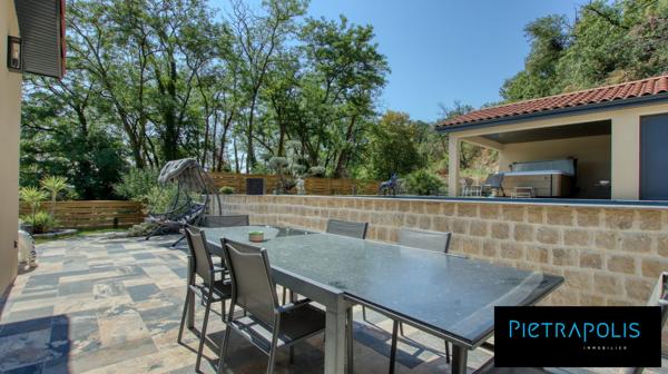 Villa contemporaine avec pisicne