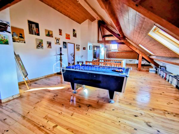 Vous êtes ARTISAN, ENTREPRENEUR, INDEPENDANT ou à la recherche d'un projet de vie alliant habitation et activité professionnelle ?

Découvrez cette propriété rare de 451 m² sur 1 380 m² de terrain avec vue imprenable sur l'Obiou, offrant un équilibre idéal entre espace de vie, outil de travail et potentiel de revenus complémentaires.

COTE PROFESSIONNEL– 229 m² DE DEPENDANCES
ATELIER de 100 m². 
DEUX GARAGES dont un équipé d'un pont élévateur, idéal pour mécanique, entretien automobile ou activité artisanale. 
ESPACES DE STOCKAGE, RESERVES et CAVE.
LABORATOIRE DE TRANSFORMATION ALIMENTAIRE indépendant conforme aux normes HACCP et équipé d'un autoclave Techna permettant les productions nécessitant un traitement thermique conforme aux exigences sanitaires.
GRANDE COUR avec accès facilité pour camions et semi-remorques permettant les livraisons directement à l'atelier.

COTE HABITATION – 222 m²
Grande pièce de vie lumineuse avec cuisine équipée, salon et salle à manger; 5 chambres; BUREAU AVEC ENTREE INDEPENDANTE, idéal pour profession libérale ou accueil clientèle; combles aménagées vaste salle de bain doté d'une douche et baignoire. Jardin, très grande cour, terrasse de 50 m² et balcon panoramique.

LES DEPENDANCES PEUVENT ETRE LOUEES aux artisans, producteurs et transformateurs. 

Les + qui font la différence
✔ Regroupez vie privée et activité professionnelle
✔ Économisez le coût d'un local professionnel extérieur
✔ Revenus complémentaires possibles grâce aux dépendances
✔ Accès logistique optimisé pour les livraisons et véhicules professionnels
✔ Volumes rares et modulables
✔ Environnement calme avec vue exceptionnelle

Un bien unique pour développer votre activité tout en profitant d'un cadre de vie privilégié.