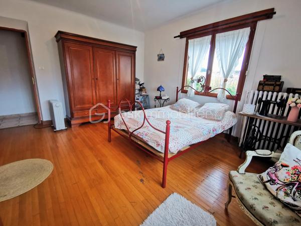 Vous êtes ARTISAN, ENTREPRENEUR, INDEPENDANT ou à la recherche d'un projet de vie alliant habitation et activité professionnelle ?

Découvrez cette propriété rare de 451 m² sur 1 380 m² de terrain avec vue imprenable sur l'Obiou, offrant un équilibre idéal entre espace de vie, outil de travail et potentiel de revenus complémentaires.

COTE PROFESSIONNEL– 229 m² DE DEPENDANCES
ATELIER de 100 m². 
DEUX GARAGES dont un équipé d'un pont élévateur, idéal pour mécanique, entretien automobile ou activité artisanale. 
ESPACES DE STOCKAGE, RESERVES et CAVE.
LABORATOIRE DE TRANSFORMATION ALIMENTAIRE indépendant conforme aux normes HACCP et équipé d'un autoclave Techna permettant les productions nécessitant un traitement thermique conforme aux exigences sanitaires.
GRANDE COUR avec accès facilité pour camions et semi-remorques permettant les livraisons directement à l'atelier.

COTE HABITATION – 222 m²
Grande pièce de vie lumineuse avec cuisine équipée, salon et salle à manger; 5 chambres; BUREAU AVEC ENTREE INDEPENDANTE, idéal pour profession libérale ou accueil clientèle; combles aménagées vaste salle de bain doté d'une douche et baignoire. Jardin, très grande cour, terrasse de 50 m² et balcon panoramique.

LES DEPENDANCES PEUVENT ETRE LOUEES aux artisans, producteurs et transformateurs. 

Les + qui font la différence
✔ Regroupez vie privée et activité professionnelle
✔ Économisez le coût d'un local professionnel extérieur
✔ Revenus complémentaires possibles grâce aux dépendances
✔ Accès logistique optimisé pour les livraisons et véhicules professionnels
✔ Volumes rares et modulables
✔ Environnement calme avec vue exceptionnelle

Un bien unique pour développer votre activité tout en profitant d'un cadre de vie privilégié.