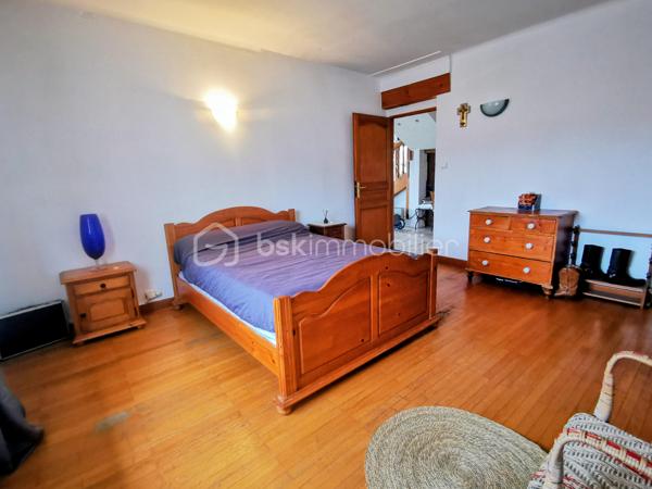 Vous êtes ARTISAN, ENTREPRENEUR, INDEPENDANT ou à la recherche d'un projet de vie alliant habitation et activité professionnelle ?

Découvrez cette propriété rare de 451 m² sur 1 380 m² de terrain avec vue imprenable sur l'Obiou, offrant un équilibre idéal entre espace de vie, outil de travail et potentiel de revenus complémentaires.

COTE PROFESSIONNEL– 229 m² DE DEPENDANCES
ATELIER de 100 m². 
DEUX GARAGES dont un équipé d'un pont élévateur, idéal pour mécanique, entretien automobile ou activité artisanale. 
ESPACES DE STOCKAGE, RESERVES et CAVE.
LABORATOIRE DE TRANSFORMATION ALIMENTAIRE indépendant conforme aux normes HACCP et équipé d'un autoclave Techna permettant les productions nécessitant un traitement thermique conforme aux exigences sanitaires.
GRANDE COUR avec accès facilité pour camions et semi-remorques permettant les livraisons directement à l'atelier.

COTE HABITATION – 222 m²
Grande pièce de vie lumineuse avec cuisine équipée, salon et salle à manger; 5 chambres; BUREAU AVEC ENTREE INDEPENDANTE, idéal pour profession libérale ou accueil clientèle; combles aménagées vaste salle de bain doté d'une douche et baignoire. Jardin, très grande cour, terrasse de 50 m² et balcon panoramique.

LES DEPENDANCES PEUVENT ETRE LOUEES aux artisans, producteurs et transformateurs. 

Les + qui font la différence
✔ Regroupez vie privée et activité professionnelle
✔ Économisez le coût d'un local professionnel extérieur
✔ Revenus complémentaires possibles grâce aux dépendances
✔ Accès logistique optimisé pour les livraisons et véhicules professionnels
✔ Volumes rares et modulables
✔ Environnement calme avec vue exceptionnelle

Un bien unique pour développer votre activité tout en profitant d'un cadre de vie privilégié.