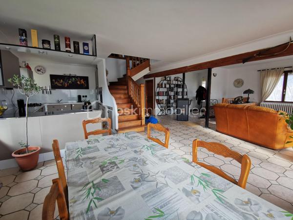 Vous êtes ARTISAN, ENTREPRENEUR, INDEPENDANT ou à la recherche d'un projet de vie alliant habitation et activité professionnelle ?

Découvrez cette propriété rare de 451 m² sur 1 380 m² de terrain avec vue imprenable sur l'Obiou, offrant un équilibre idéal entre espace de vie, outil de travail et potentiel de revenus complémentaires.

COTE PROFESSIONNEL– 229 m² DE DEPENDANCES
ATELIER de 100 m². 
DEUX GARAGES dont un équipé d'un pont élévateur, idéal pour mécanique, entretien automobile ou activité artisanale. 
ESPACES DE STOCKAGE, RESERVES et CAVE.
LABORATOIRE DE TRANSFORMATION ALIMENTAIRE indépendant conforme aux normes HACCP et équipé d'un autoclave Techna permettant les productions nécessitant un traitement thermique conforme aux exigences sanitaires.
GRANDE COUR avec accès facilité pour camions et semi-remorques permettant les livraisons directement à l'atelier.

COTE HABITATION – 222 m²
Grande pièce de vie lumineuse avec cuisine équipée, salon et salle à manger; 5 chambres; BUREAU AVEC ENTREE INDEPENDANTE, idéal pour profession libérale ou accueil clientèle; combles aménagées vaste salle de bain doté d'une douche et baignoire. Jardin, très grande cour, terrasse de 50 m² et balcon panoramique.

LES DEPENDANCES PEUVENT ETRE LOUEES aux artisans, producteurs et transformateurs. 

Les + qui font la différence
✔ Regroupez vie privée et activité professionnelle
✔ Économisez le coût d'un local professionnel extérieur
✔ Revenus complémentaires possibles grâce aux dépendances
✔ Accès logistique optimisé pour les livraisons et véhicules professionnels
✔ Volumes rares et modulables
✔ Environnement calme avec vue exceptionnelle

Un bien unique pour développer votre activité tout en profitant d'un cadre de vie privilégié.