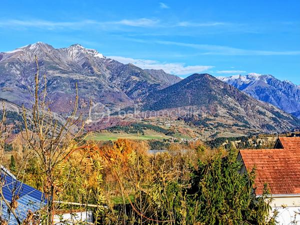Vous êtes ARTISAN, ENTREPRENEUR, INDEPENDANT ou à la recherche d'un projet de vie alliant habitation et activité professionnelle ?

Découvrez cette propriété rare de 451 m² sur 1 380 m² de terrain avec vue imprenable sur l'Obiou, offrant un équilibre idéal entre espace de vie, outil de travail et potentiel de revenus complémentaires.

COTE PROFESSIONNEL– 229 m² DE DEPENDANCES
ATELIER de 100 m². 
DEUX GARAGES dont un équipé d'un pont élévateur, idéal pour mécanique, entretien automobile ou activité artisanale. 
ESPACES DE STOCKAGE, RESERVES et CAVE.
LABORATOIRE DE TRANSFORMATION ALIMENTAIRE indépendant conforme aux normes HACCP et équipé d'un autoclave Techna permettant les productions nécessitant un traitement thermique conforme aux exigences sanitaires.
GRANDE COUR avec accès facilité pour camions et semi-remorques permettant les livraisons directement à l'atelier.

COTE HABITATION – 222 m²
Grande pièce de vie lumineuse avec cuisine équipée, salon et salle à manger; 5 chambres; BUREAU AVEC ENTREE INDEPENDANTE, idéal pour profession libérale ou accueil clientèle; combles aménagées vaste salle de bain doté d'une douche et baignoire. Jardin, très grande cour, terrasse de 50 m² et balcon panoramique.

LES DEPENDANCES PEUVENT ETRE LOUEES aux artisans, producteurs et transformateurs. 

Les + qui font la différence
✔ Regroupez vie privée et activité professionnelle
✔ Économisez le coût d'un local professionnel extérieur
✔ Revenus complémentaires possibles grâce aux dépendances
✔ Accès logistique optimisé pour les livraisons et véhicules professionnels
✔ Volumes rares et modulables
✔ Environnement calme avec vue exceptionnelle

Un bien unique pour développer votre activité tout en profitant d'un cadre de vie privilégié.