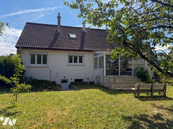 Maison située dans un quartier recherché de Soissons, offrant 140,06 m² habitables dans un environ