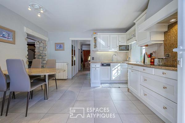 Propriété de caractère avec piscine et vue sur les montagnes