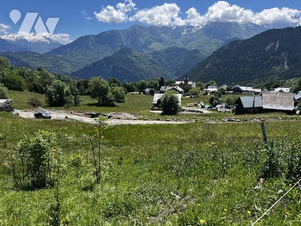 Terrain constructible dans un village du domaine des Sybelles.